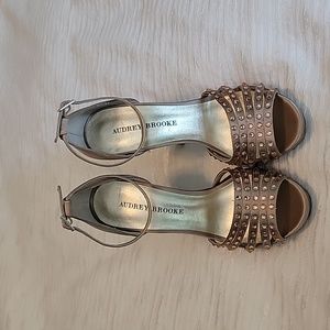 NWOT Audrey Brooke Platform Rose Gold Satin Rhinestone Heels Size 6.5M
